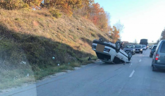 Aksident afër Klinës, vetura rrokulliset në mes të rrugës