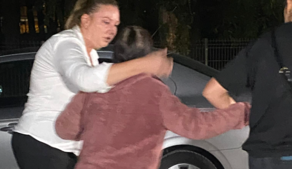 Pamje nga largimi i të moshuarës nga shtëpia e dhun*ës në Pejë, vajza e përcjell deri te vetura
