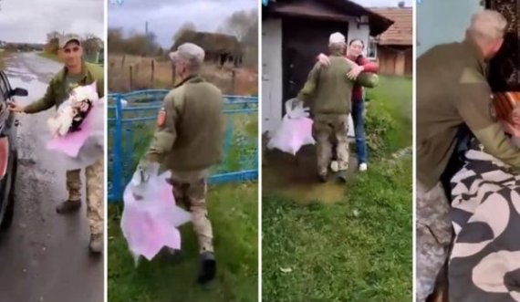 Kthehet nga fushëbeteja për një vizitë të papritur në familje, ushtari ukrainas mban buqetën me lule për nënën e moshuar