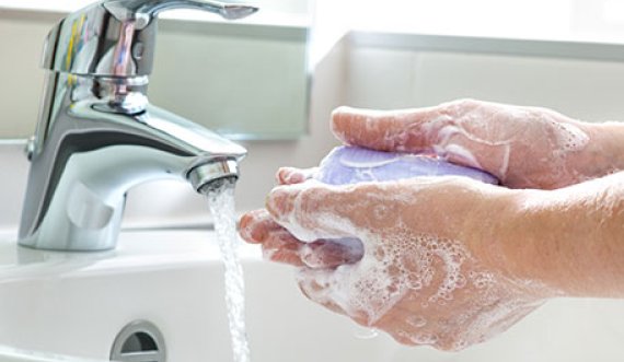 Shkencëtarët: Për largimin e mikroorganizmave, nuk ka rëndësi a i pastroni duart me ujë të ftohët apo të ngrohtë