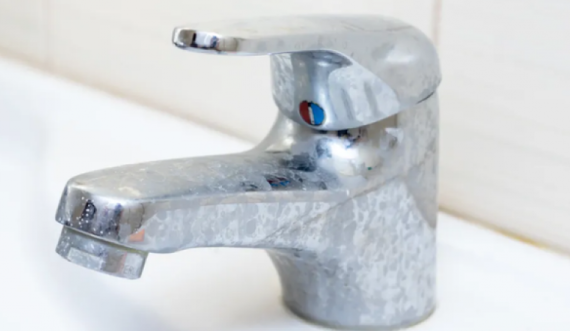 2 metoda natyrale që heqin njollat e vështira të rubinetit