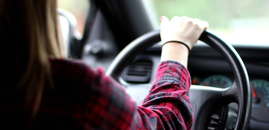 Gruaja nga Podujeva ia pa sherrin auto shkollës, u rrah nga burri se ia kërkoi paratë për vozitje