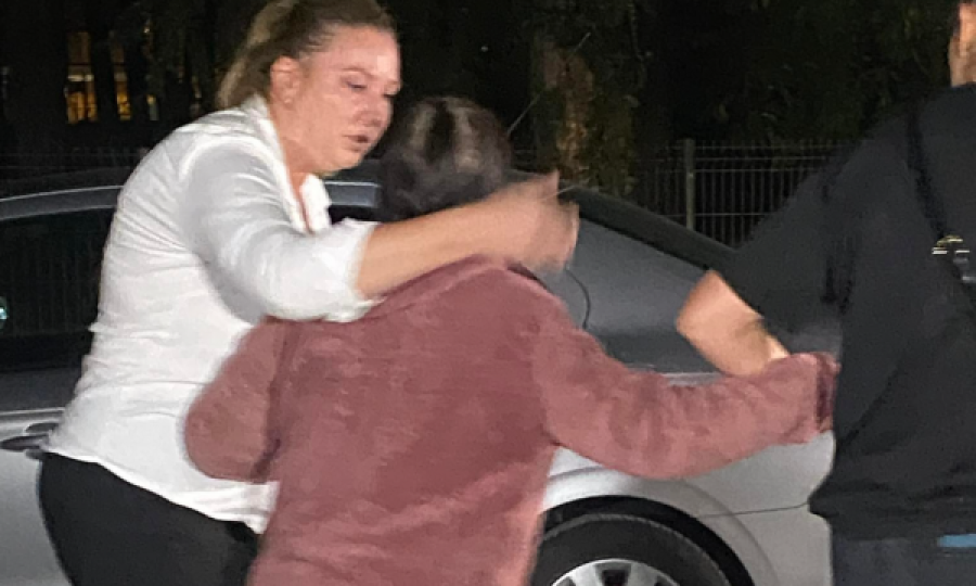 Pamje nga largimi i të moshuarës nga shtëpia e dhun*ës në Pejë, vajza e përcjell deri te vetura