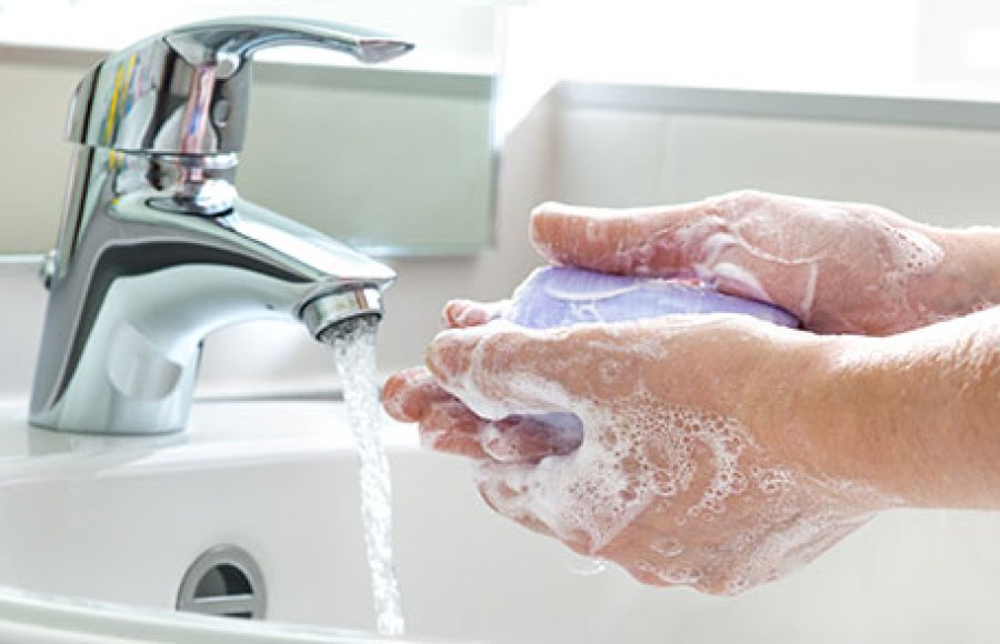 Shkencëtarët: Për largimin e mikroorganizmave, nuk ka rëndësi a i pastroni duart me ujë të ftohët apo të ngrohtë