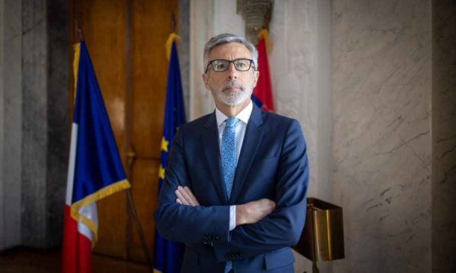 Ambasadori i Francës në Serbi po thotë se në dokumentin e QUINT-it që iu dha Vuçiqit u kërkua shtyrja e afatit për targa