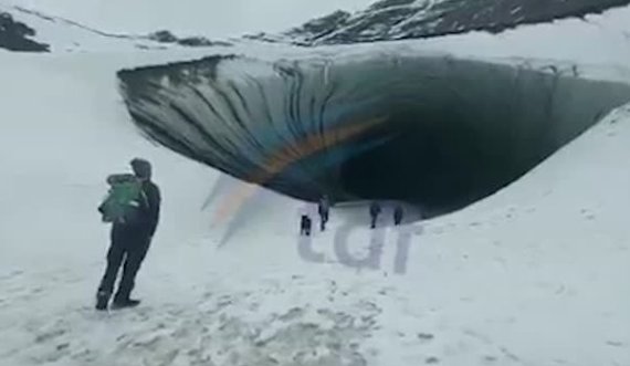 Vdes turisti pasi i bie një bllok i madh akulli 