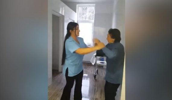 Ju vihen prangat të tri infermiereve