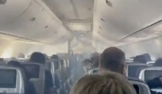 Alarmohen pasagjerët, kabina mbushet plot me tym në mes të fluturimit