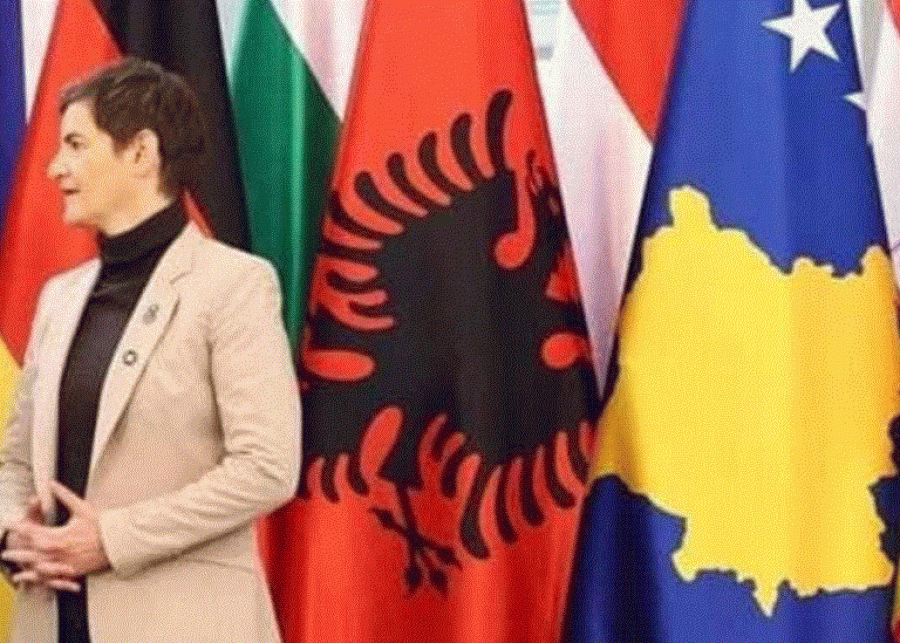 Fotografia pranë flamurit të Kosovës që Bërnabiq s’do donte ta shihte