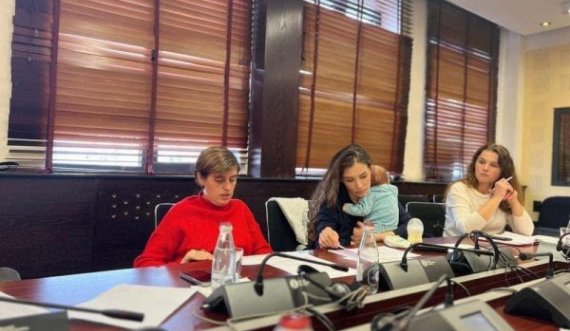 Deputetja e Kosovës e merr me vete foshnjën e saj në Kuvend