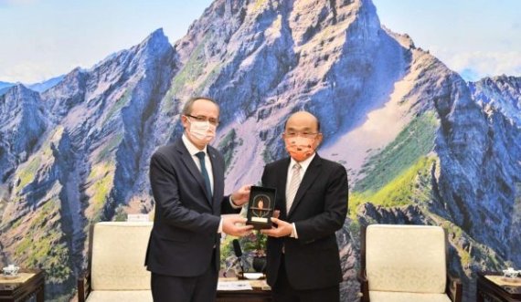 Avdullah Hotit i bëhet një pritje e veçantë nga kryeministri i Tajvanit