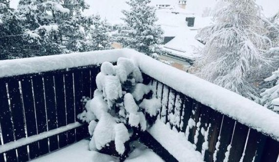 Në Zvicër bie bora e parë: E bllokon një qytet, i zuri në befasi të gjithë