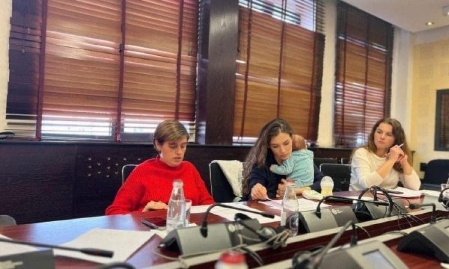 Deputetja e Kosovës e merr me vete foshnjën e saj në Kuvend