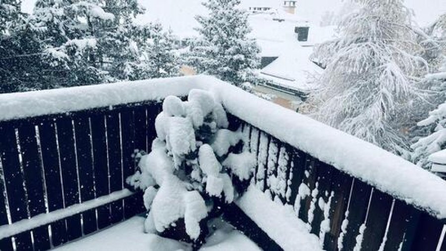 Në Zvicër bie bora e parë: E bllokon një qytet, i zuri në befasi të gjithë