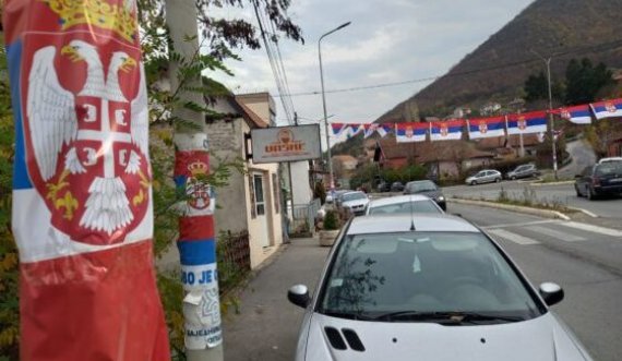 Pas daljes nga institucionet, Veriu mbushet me flamuj serbë dhe mbishkrime “Kjo është Serbia”