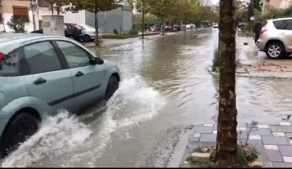 Shirat sjellin përmbytje në Durrës, makinat “notojnë” në ujë 