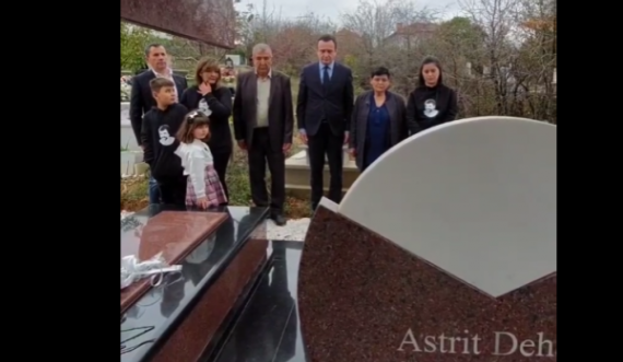 Kryeministri Kurti vendos lule tek varri i Astrit Deharit: E kemi pranë zemrës, ashtu siç Astriti e kishte Lëvizjen