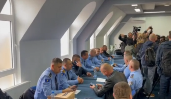 Eprorët serbë që punojnë në Policinë e Kosovës pjesmarrës në takimin e ftuar nga Rakiq