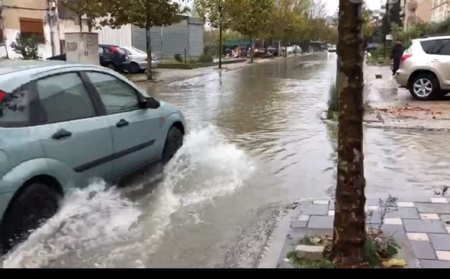 Shirat sjellin përmbytje në Durrës, makinat “notojnë” në ujë 