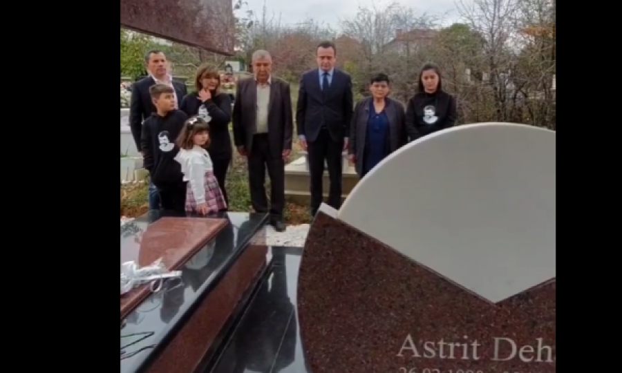 Kryeministri Kurti vendos lule tek varri i Astrit Deharit: E kemi pranë zemrës, ashtu siç Astriti e kishte Lëvizjen