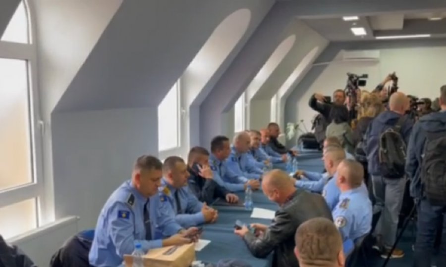 Eprorët serbë që punojnë në Policinë e Kosovës pjesmarrës në takimin e ftuar nga Rakiq