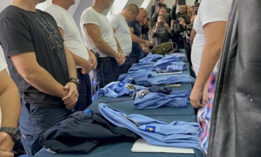 Eprorët serbë që punojnë në Policinë e Kosovës heqin uniformat pas vendimit për dalje nga institucionet
