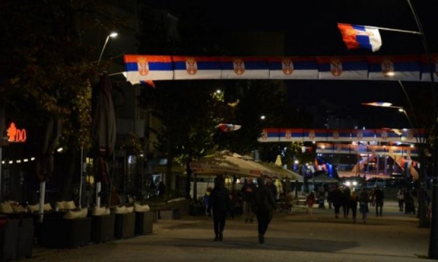 Pjesa veriore e Mitrovicës stërmbushet brenda nates me flamuj të Serbisë