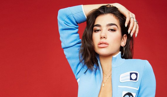 Dua Lipa provokon me kostumin e kaltër