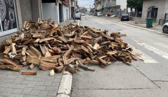Gjakovari gjobitet me 300 euro pasi la drutë në trotuar