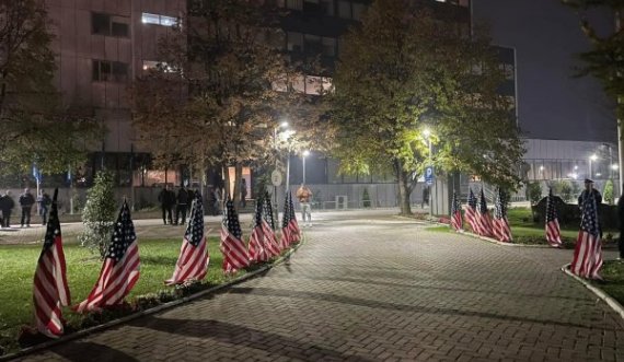 Oborri i Qeverisë së Kosovës mbushet me flamuj amerikanë