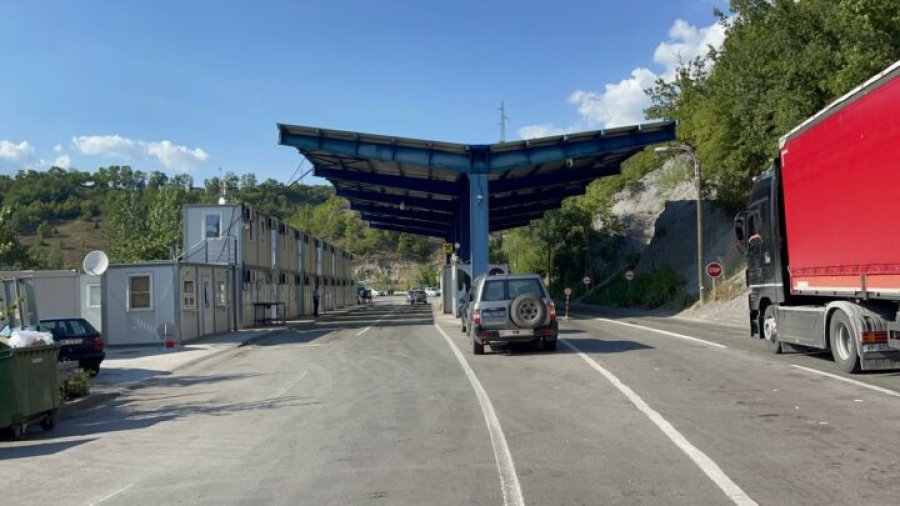 Prani e madhe e Policisë së Kosovës pranë pikëkalimit kufitar në Jarinjë