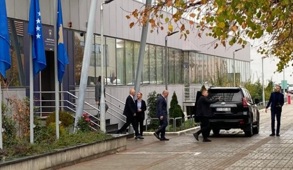 Ramush Haradinaj e lëshon takimin me Albin Kurtin dhe opozitën