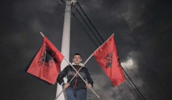 Rruga Mitrovicë-Zubin Potok mbushet me flamuj kuq e zi