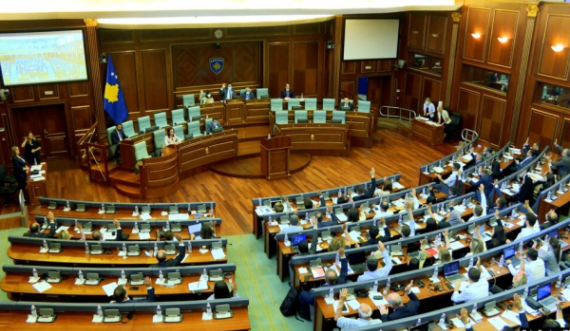 “Hiqma mëditjen lirisht”, Hisen Berisha nervozohet dhe lëshon sallën e Kuvendit