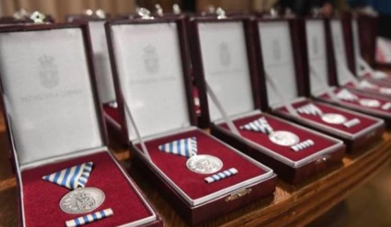 Aleksaner Vuçiç shkon edhe një hap skandaloz  pëpara, i dekoron me medalje për guxim policët serbë që u larguan nga Policia e Kosovës