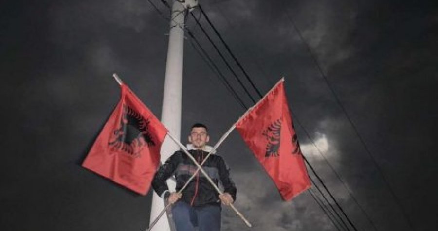Rruga Mitrovicë-Zubin Potok mbushet me flamuj kuq e zi