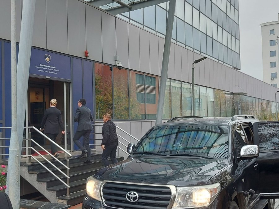 Fillon takimi i Kurtit me liderët opozitarë