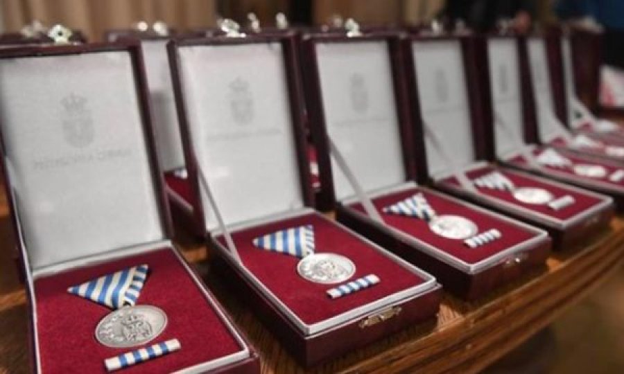 Aleksaner Vuçiç shkon edhe një hap skandaloz  pëpara, i dekoron me medalje për guxim policët serbë që u larguan nga Policia e Kosovës