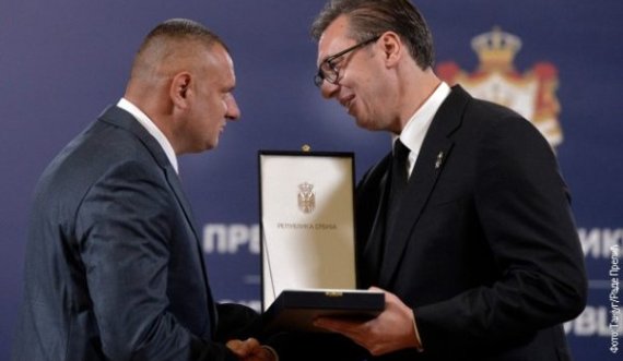 Dita e shënuar e  Aleksandër Vuçiqit, i shpërbleu me  dekoratat policët që refuzuan ta zbatojnë vendimin e Qeverisë Kurti për targat