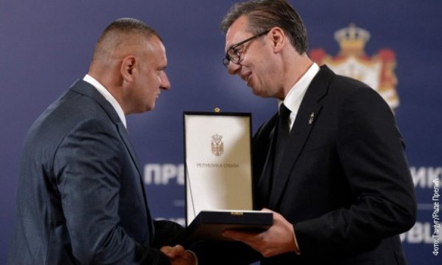 Dita e shënuar e  Aleksandër Vuçiqit, i shpërbleu me  dekoratat policët që refuzuan ta zbatojnë vendimin e Qeverisë Kurti për targat