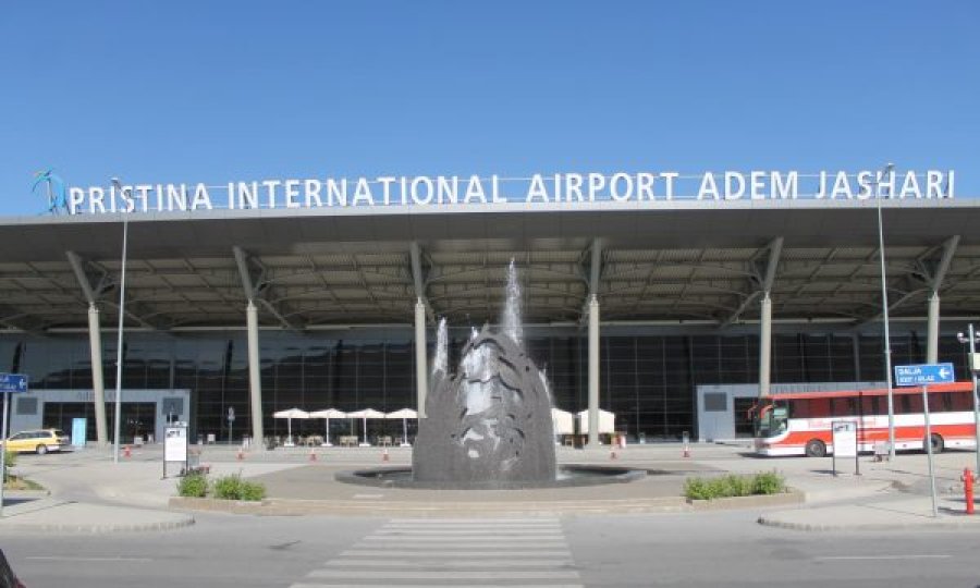 Në Aeroportin e Prishtinës rrihen disa persona mes vete