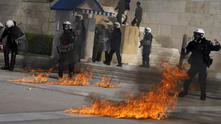 Protesta masive  në Greqi pasi grevat për inflacionin pengojnë transportin publik