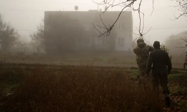 Trupat ukrainase marrin qytetin në rrugën kryesore drejt Khersonit