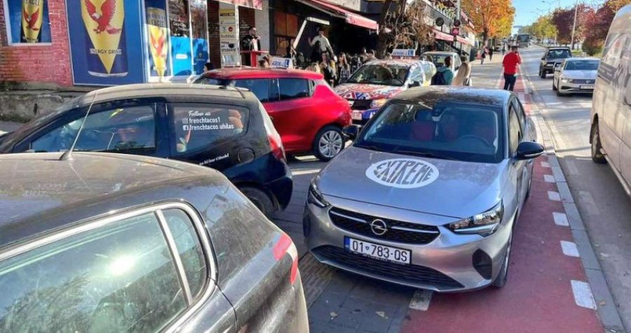 Në këtë lagje të Prishtinës, qytetarët po i parkojnë veturat në trotuar, ankohen qytetarët