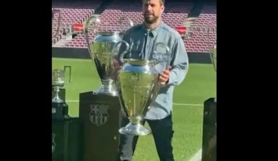 Pique pozon me grumbullimin qesharak të trofeut të Barcelonës pas pensionimit