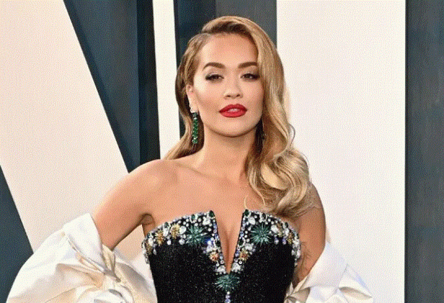 Rita Ora guxon pozon pothuajse e zhveshur