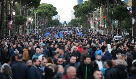 Protesta masive e opozitës në Tiranë, mbushet  sheshi, blindohet kryeministria