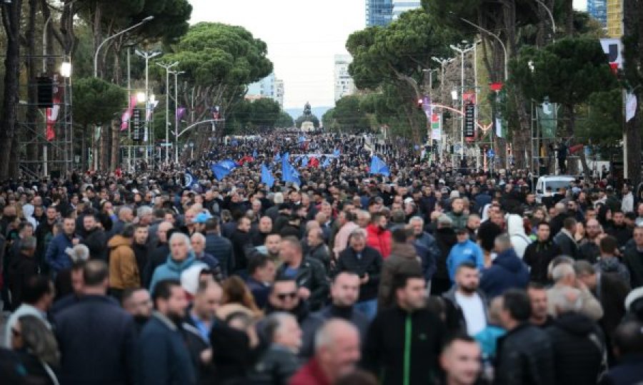 Protesta masive e opozitës në Tiranë, mbushet  sheshi, blindohet kryeministria