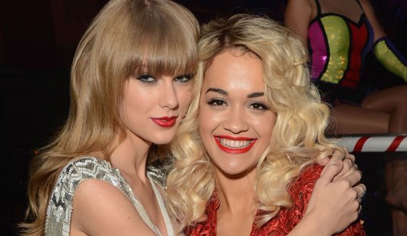 Taylor Swift bën një paraqitje befasuese në MTV EMA 2022 së bashku me prezantuesit Rita Ora dhe Taika Waititi