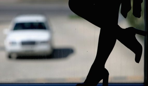 Arrestohet  “tullaci” shqiptar,  i mashtronte vajzat shqiptare dhe i detyronte të bënin prostitucion